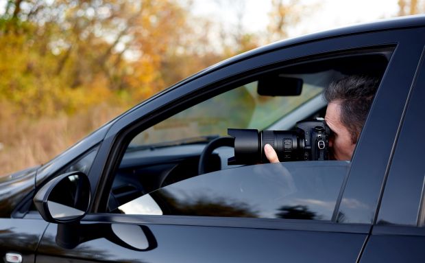 Detektiv beobachtet im Auto